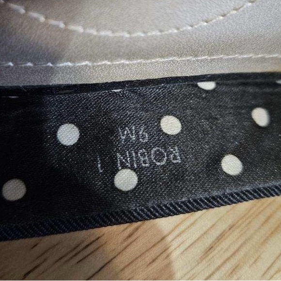 Slender ankle strap and pointed open toe elegantly shaped and versatile. - Picture 3 of 5